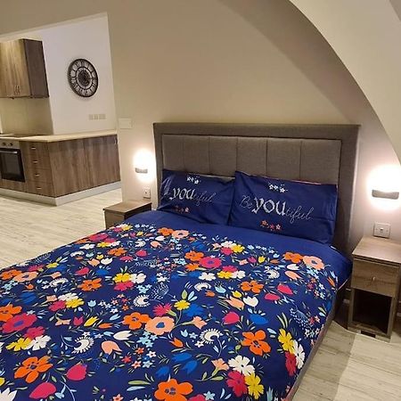 Highly Finished Studio Home In Валета Екстериор снимка